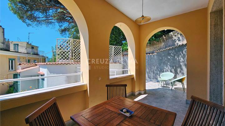 Locazione Residenziale - Elegante Appartamento con Ampia Terrazza e Box